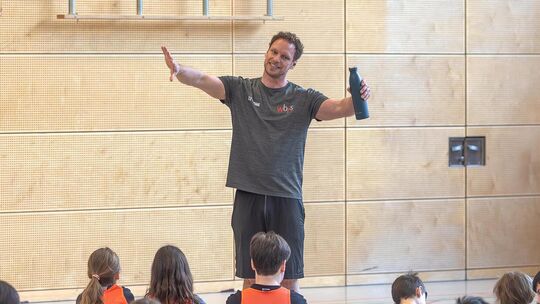 Unter der Anleitung von Benjamin Zoll erfahren die Kinder an der Raunerschule die Welt des Blindenfußballs. Foto: Carsten Riedl