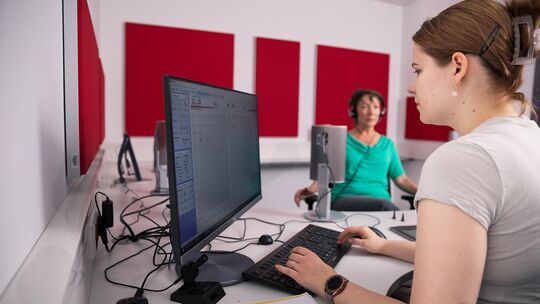 Ein professioneller Hörtest geht schnell, ist unkompliziert, schafft Sicherheit und wird meist kostenlos von Hörakustikerinnen u