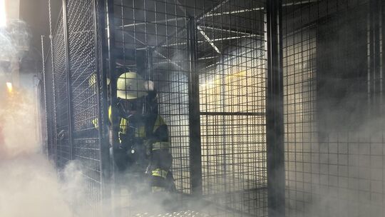 Eine Szene wie aus einem Actionfilm: Pascal Bader absolviert die Atemschutzübungsstrecke in Kirchheim, im Qualm dicht gefolgt vo