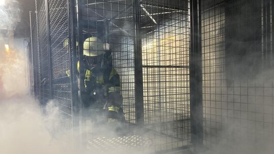 Eine Szene wie aus einem Actionfilm: Pascal Bader absolviert die Atemschutzübungsstrecke in Kirchheim, im Qualm dicht gefolgt vo