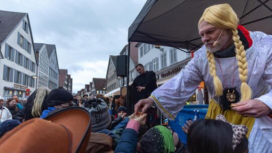 Kirchheims Oberbürgermeister Pascal Bader verteilt – als Sterntaler verkleidet – die passenden Süßigkeiten, um die Kinder zu bes