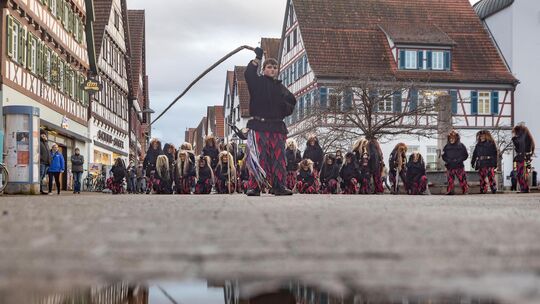 Für den Kirchheimer Rathauschef naht Unheil: Die Kloster-Deifel setzen zum Sturm auf seinen Dienstsitz an. Foto: Carsten Riedl Für den Kirchheimer Rathauschef naht Unheil: Die Kloster-Deifel setzen zum Sturm auf seinen Dienstsitz an. Foto: Carsten Riedl