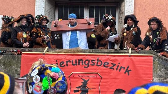 Bürgermeister Michael Schlecht hat sich als Chefarzt verkleidet und trägt eine Schandgeige, um über den schwächelnden Patienten Bürgermeister Michael Schlecht hat sich als Chefarzt verkleidet und trägt eine Schandgeige, um über den schwächelnden Patienten