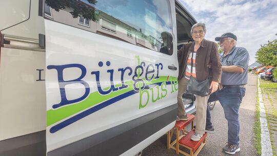 Der Bürgerbus von "Unser Netz" ist eines der Angebote, mit dem der Verein Menschen dabei helfen will, länger selbständig zu blei Der Bürgerbus von "Unser Netz" ist eines der Angebote, mit dem der Verein Menschen dabei helfen will, länger selbständig zu blei