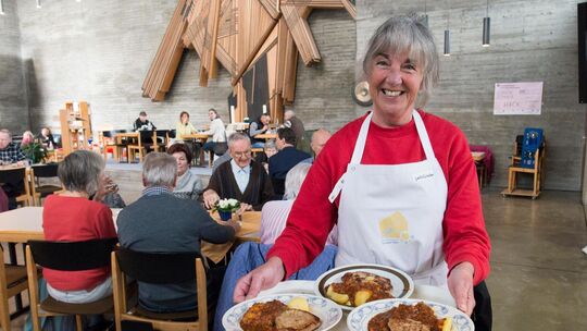 Vesperkirche 2026 in der Thomaskirche in Kirchheim unter Teck - heute gibt es unter anderem Schweinesteak auf Linsen-Tomaten-Gem