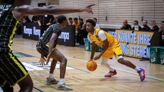 Drei Spiele verletzt pausiert, seit dem Sieg in Nürnberg wieder dabei: Chuck Harris (rechts) war im Hinspiel nach Weihnachten ge