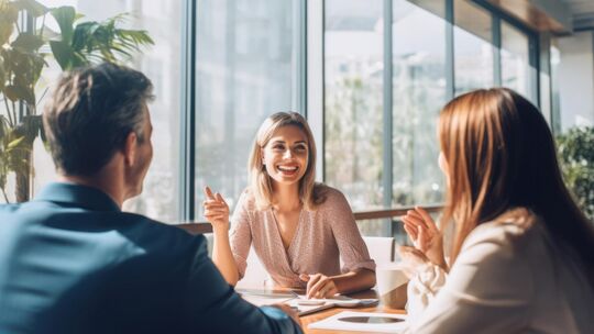 Wer ein Folgedarlehen braucht, sollte mindestens ein Jahr vor Laufzeitende Kontakt zu seiner Hausbank aufnehmen. Foto: Adobe Sto