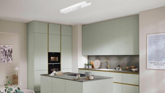 Diese schöne, stilvolle Küche nutzt mit ihren deckenhohen Ober- und Hochschränken die Raumhöhe voll aus. Die Fronten in dem zart