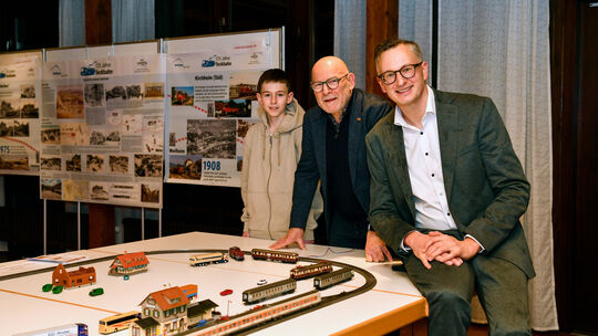 Drei, die die Verlängerung der S1 nach Weilheim vorantreiben: Schüler Christian Schürholz, Verkehrsminister Winfried Hermann (Gr Drei, die die Verlängerung der S1 nach Weilheim vorantreiben: Schüler Christian Schürholz, Verkehrsminister Winfried Hermann (Gr