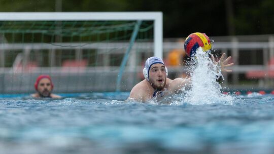 Oliver Eckert und die Kirchheimer Wasserballer haben ihr erstes Spiel gewonnen? Foto: Carsten Riedl