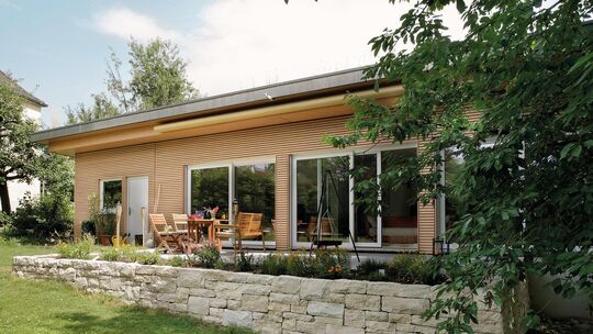 Innen viel Raum auf einer Ebene, außen viel Grün: Wohnen im Bungalow. Foto: SchwörerHaus / J. Lippert Innen viel Raum auf einer Ebene, außen viel Grün: Wohnen im Bungalow. Foto: SchwörerHaus / J. Lippert