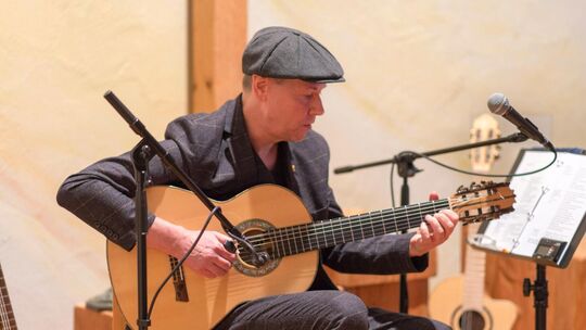 Johannes Hopf hatte drei Gitarren zu seinem Solo-Premieren-Konzert mitgebracht. Foto: Peter Dietrich