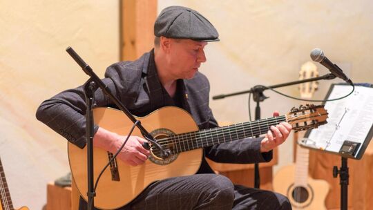 Johannes Hopf hatte drei Gitarren zu seinem Solo-Premieren-Konzert mitgebracht. Foto: Peter Dietrich Johannes Hopf hatte drei Gitarren zu seinem Solo-Premieren-Konzert mitgebracht. Foto: Peter Dietrich