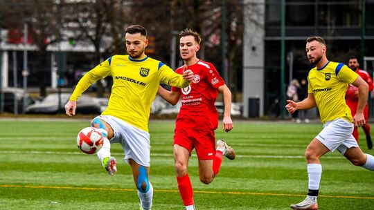 Trotz Schmuddelwetters in Torlaune: Der VfL Kirchheim hat gegen die SPV 05 Nürtingen mit 9:1 gewonnen.  Foto: Markus Brändli