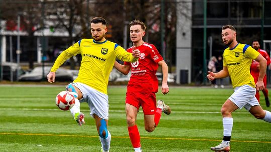 Trotz Schmuddelwetters in Torlaune: Der VfL Kirchheim hat gegen die SPV 05 Nürtingen mit 9:1 gewonnen.  Foto: Markus Brändli