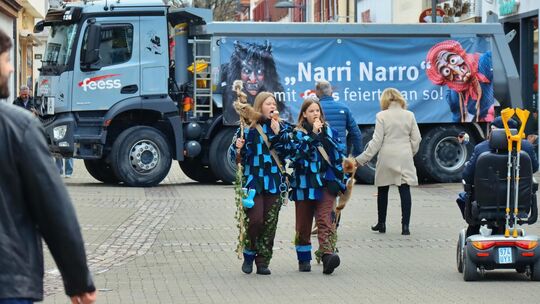 Beim Fasnetsumzug der Kloster-Deifel im Februar 2025 haben Laster der Firma Feeß wichtige Zufahrtsstraße blockiert. Archivfoto: