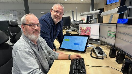 Rund um die Uhr in Alarmbereitschaft: Leiter Rolf Wieder (hinten) und sein Stellvertreter Jürgen Kling an ihrem Arbeitsplatz in Rund um die Uhr in Alarmbereitschaft: Leiter Rolf Wieder (hinten) und sein Stellvertreter Jürgen Kling an ihrem Arbeitsplatz in