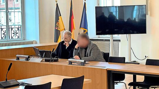 Der 55-jährige Angeklagte mit seinem Anwalt am ersten Prozesstag. Foto: Sebastian Xanke