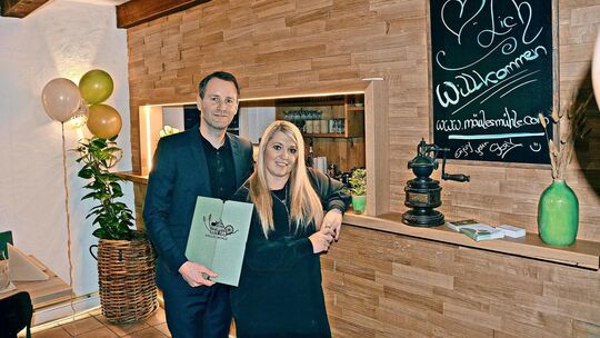Julian Schramm und Jessica Göthel empfangen ihre Gäste in einem frisch renovierten Gastraum. Foto: Philipp Braitinger