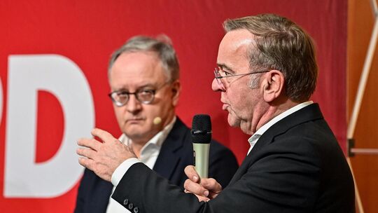 Wahlkampf Landtagswahl 2026, SPD in der Eduard-Mörike-Halle in Ötlingen, Spitzenkandidat Andreas Stoch und Verteidugungsminister Wahlkampf Landtagswahl 2026, SPD in der Eduard-Mörike-Halle in Ötlingen, Spitzenkandidat Andreas Stoch und Verteidugungsminister