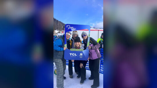 Daniela Ambacher mit Anja Dorn, Hilde Gerg und Frauke Dombach (von links) kurz vor dem Start zur Team-Kombi im Zielraum. Fotos: