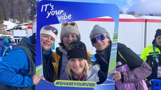 Daniela Ambacher mit Anja Dorn, Hilde Gerg und Frauke Dombach (von links) kurz vor dem Start zur Team-Kombi im Zielraum. Fotos: