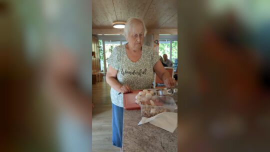 Gemeinsames Kochen gehört zum Alltag in einer Demenz-WG. Viele Fähigkeiten bleiben dadurch aufrechterhalten – und außerdem werde