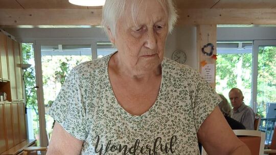 Gemeinsames Kochen gehört zum Alltag in einer Demenz-WG. Viele Fähigkeiten bleiben dadurch aufrechterhalten – und außerdem werde