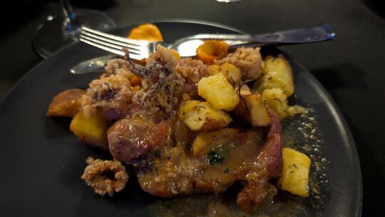 Eine Störung des Essverhaltens mit suchtartigen Heißhungeranfällen und anschließend absichtlich herbeigeführtem Erbrechen hinter