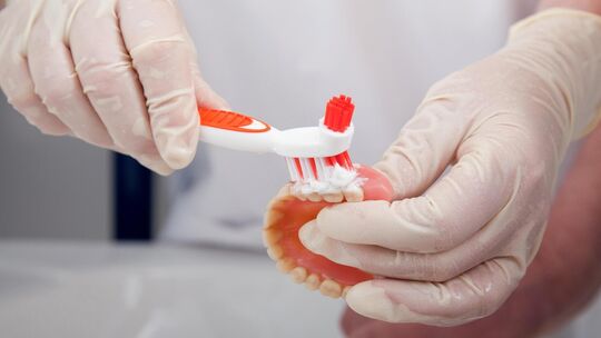 Etwa ein Drittel der pflegebedürftigen Senioren kann die eigene Mundhygiene nicht mehr selbst bewältigen. Foto: proDente e.V./Jo