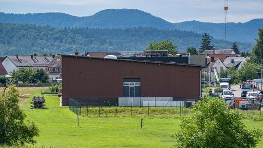 Die Halle in Reudern, um die sich Stadtverwaltung und Gartenbaubetrieb streiten. Foto: Ralf Just