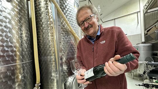 Helmut Dolde, Winzer aus Linsenhofen, erzeugt auf zwei Hektar Rebfläche Weine, die auch internationale Kritiker überzeugen. Foto Helmut Dolde, Winzer aus Linsenhofen, erzeugt auf zwei Hektar Rebfläche Weine, die auch internationale Kritiker überzeugen. Foto