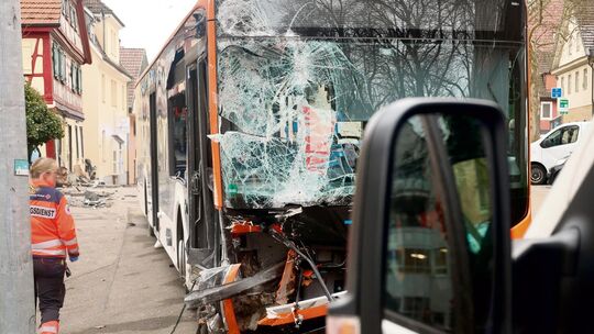In der Kirchheimer Alleenstraße prallte 2025 ein Linienbus gegen zwei Gebäude. Ursache war ein Sekundenschlaf des Fahrers.  Arch