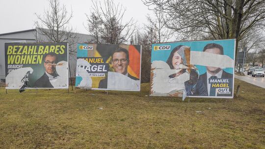 Auch bei diesem Wahlkampf haben die Kontrahentinnen und Kontrahenten im Wahlkreis Kirchheim eine Vielzahl zerstörter Plakaten zu Auch bei diesem Wahlkampf haben die Kontrahentinnen und Kontrahenten im Wahlkreis Kirchheim eine Vielzahl zerstörter Plakaten zu