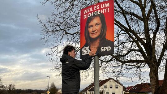 Die Kirchheimer Jusos packen beim Wahlkampf mit an. Auch Plakatieren steht auf dem Programm. Fotos: pr