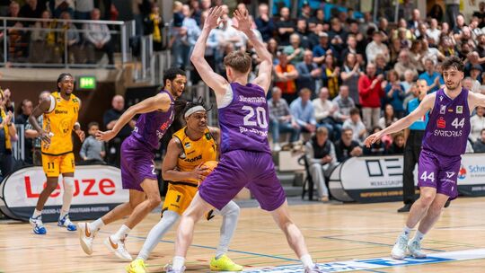 Phillip Russel sorgte von der Dreierlinie ebenso für wichtige Punkte wie seine Teamkollegen. Foto: Nina Sander Phillip Russel sorgte von der Dreierlinie ebenso für wichtige Punkte wie seine Teamkollegen. Foto: Nina Sander