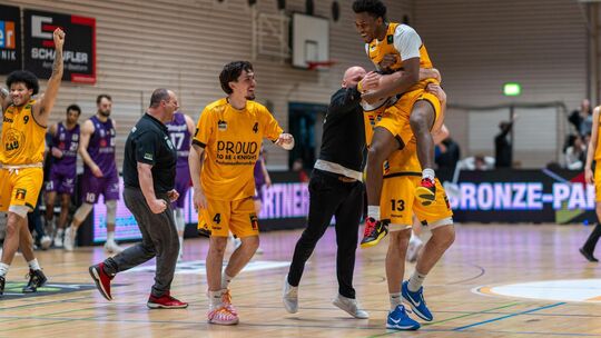 Die Freude war riesig nach Spielende bei den Knights. Foto: Nina Sander Die Freude war riesig nach Spielende bei den Knights. Foto: Nina Sander