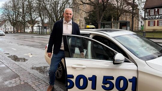 Die Taxi-Unternehmer wie Anasthasios Plexidas sind sauer, weil Uberfahrer die Preise kaputt machen und sich an viel weniger Aufl