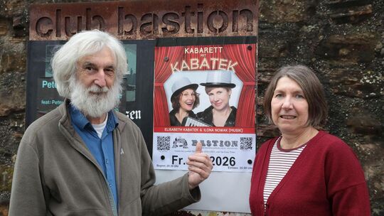 Bernhard Fischer und Andrea Reicherzer präsentieren das Plakat der Kabarettveranstaltung „Schwäbisch lieben“.  Foto: Rainer Kell