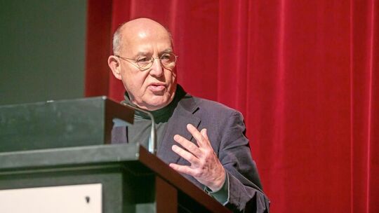 Gregor Gysi sprach im Esslinger Neckarforum. Foto: Roberto Bulgrin