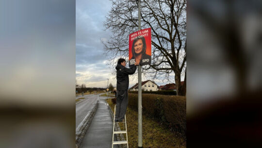 Die Kirchheimer Jusos packen beim Wahlkampf mit an. Auch Plakatieren steht auf dem Programm. Fotos: pr