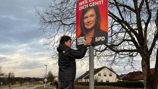 Die Kirchheimer Jusos packen beim Wahlkampf mit an. Auch Plakatieren steht auf dem Programm. Fotos: pr