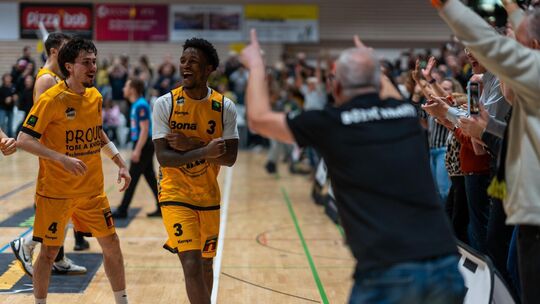 Der coole Held des Spiels: Chuck Harris (Mitte) lässt sich nach seinen drei verwandelten Freiwürfen feiern. Foto: Max Vogel