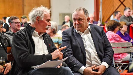 Der Esslinger Wengerter Adolf Bayer (links) beim Weinbaugipfel im Gespräch mit Dietrich Rembold, dem Präsidenten des Weinbauverb Der Esslinger Wengerter Adolf Bayer (links) beim Weinbaugipfel im Gespräch mit Dietrich Rembold, dem Präsidenten des Weinbauverb