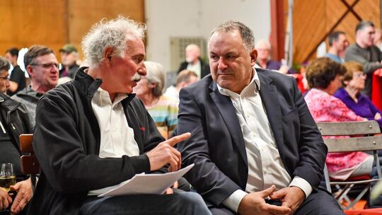 Der Esslinger Wengerter Adolf Bayer (links) beim Weinbaugipfel im Gespräch mit Dietrich Rembold, dem Präsidenten des Weinbauverb