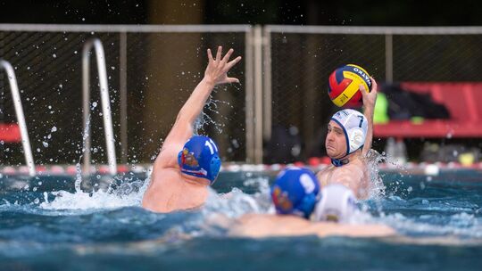 Manuel Gonser und die Kirchheimer Wasserballer müssen einen konzentrierten Auftritt hinlegen, um in Stuttgart bestehen zu können