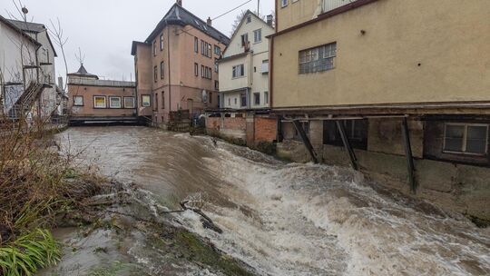 Die Lauter an der Kanalstraß hinter dem Kommunalem Kino in Kirchheim führt viel Wasser. Foto: Carsten Riedl