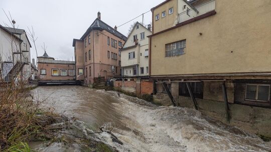 Die Lauter an der Kanalstraß hinter dem Kommunalem Kino in Kirchheim führt viel Wasser. Foto: Carsten Riedl