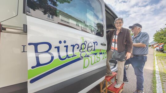 Der Bürgerbus von "Unser Netz" ist eines der Angebote, mit dem der Verein Menschen dabei helfen will, länger selbständig zu blei