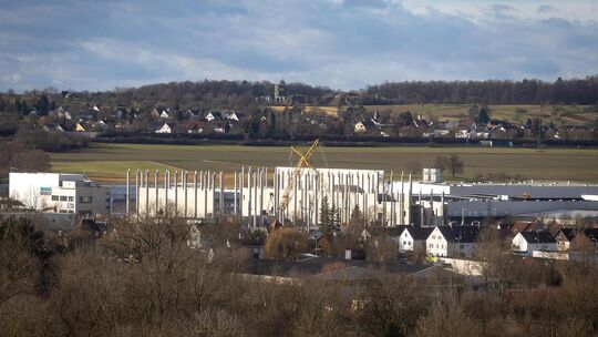 Die Ausmaße des Lidl-Logistikzentrums in Kirchheim sind bereits weithin sichtbar. Foto: Carsten Riedl Die Ausmaße des Lidl-Logistikzentrums in Kirchheim sind bereits weithin sichtbar. Foto: Carsten Riedl
